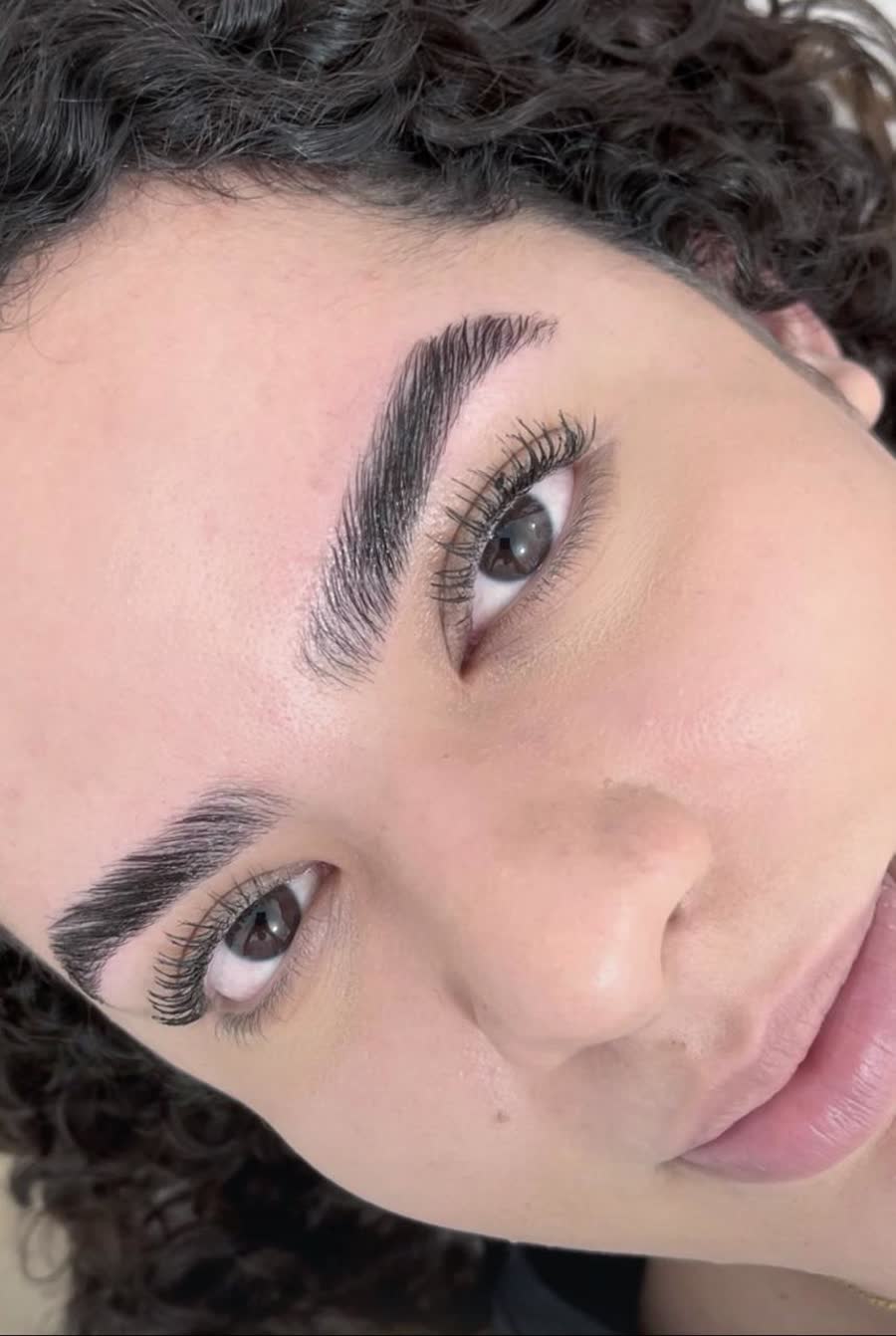 Sobrancelha definida — Nádia Benevides Studio